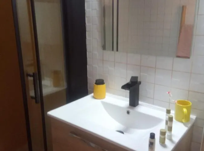 Coty's Beach, En Casa Compartida